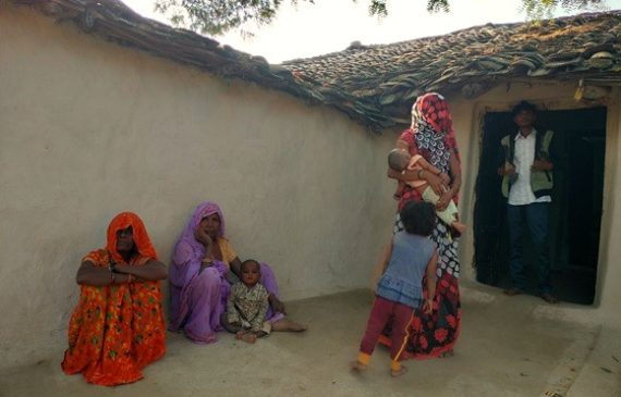छतरपुर के पलटा गांव में खनन के दौरान मारे गए टिंकू रेकवार का शोकाकुल परिवार
