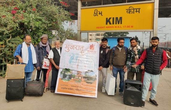 Dhai Akhar team reaches Kim