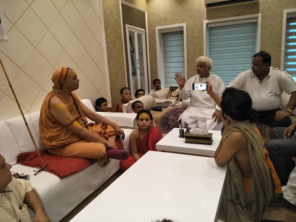 Swami Awimukteshwaranand and Vishwambhar Nath Mishra in deliberation over save temple movement in Varanasi, 2018