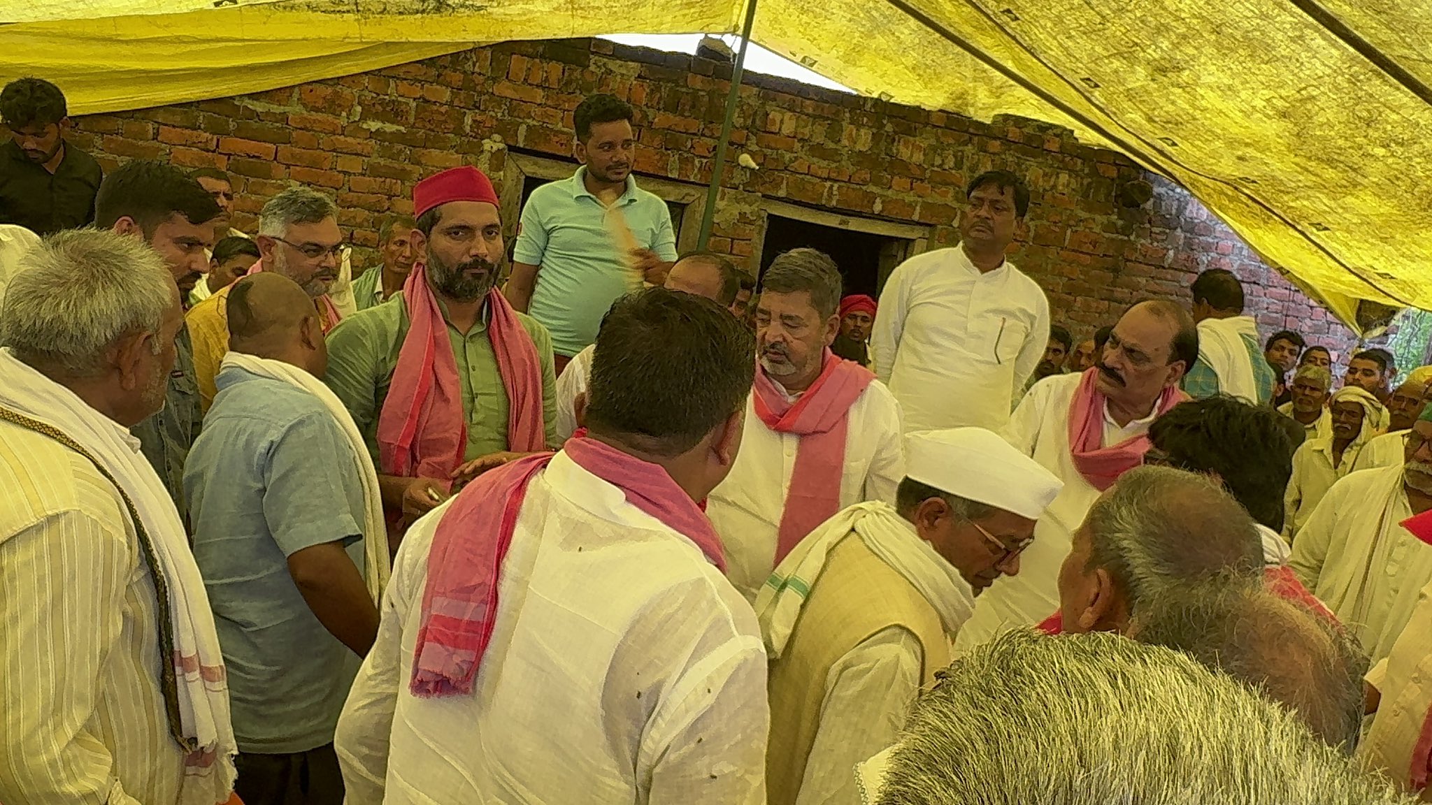 Delegation of Samajwadi party at deceased house