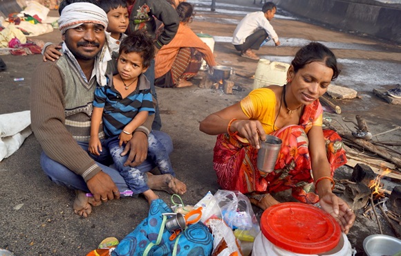 Rajendra Shinde of Jalgaon district of Maharashtra and his wife Sonali, are landless labourers. With their kids and other families, they had come to Delhi due to the drought back home, Courtesy PARI