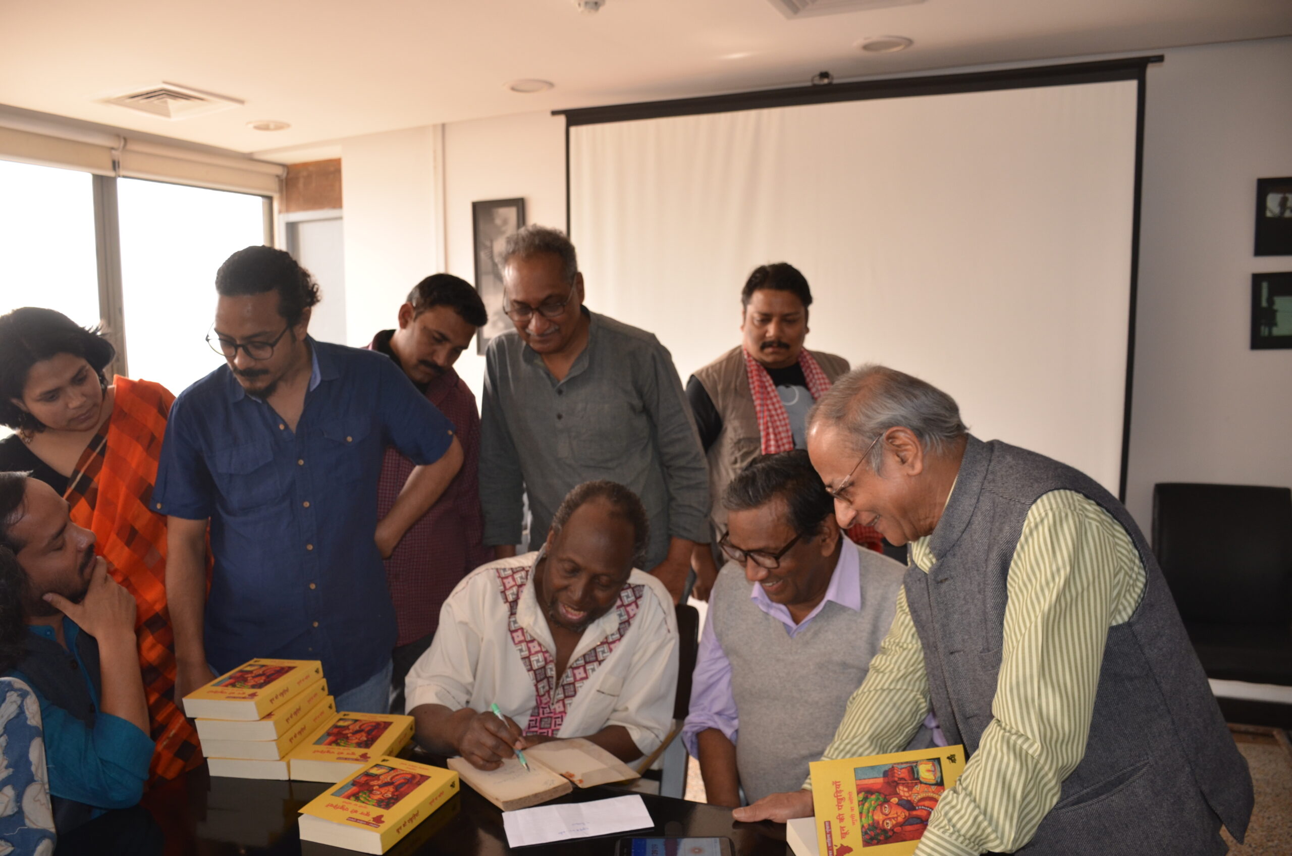 Mangalesh Dabral and others with Ngugi wa Thiong'o