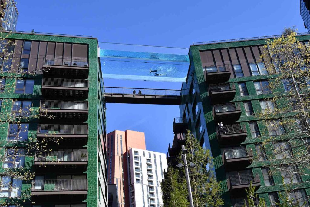 A sky swimming pool as a bridge between two buiildings in London