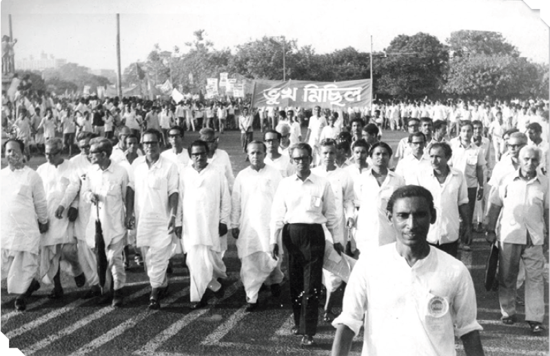 Jyoti Basu (sixth from left in front row) leading Bhookha Michhil movement in Bengal, 1959