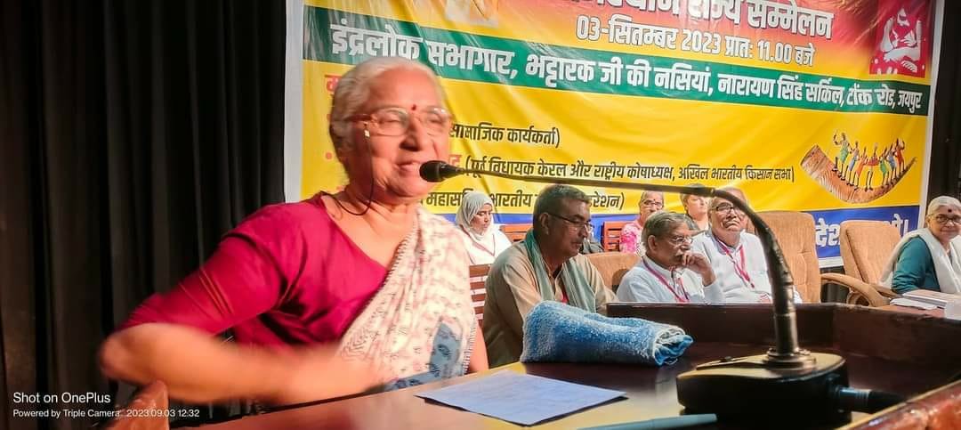 Medha Patkar addressing a gathering 