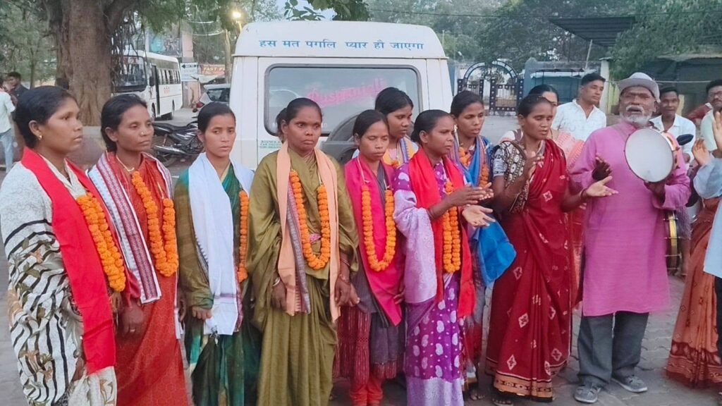 Released women from Talaampadar bein celebrated 