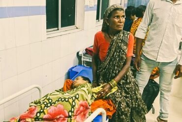A Baiga tribal with her infant in the government hospital, Balaghat