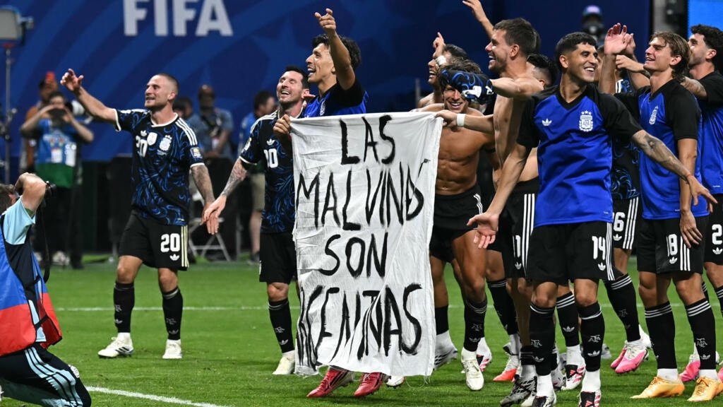Aregentina soccer team with Malvinas Banner at FIFA 2026